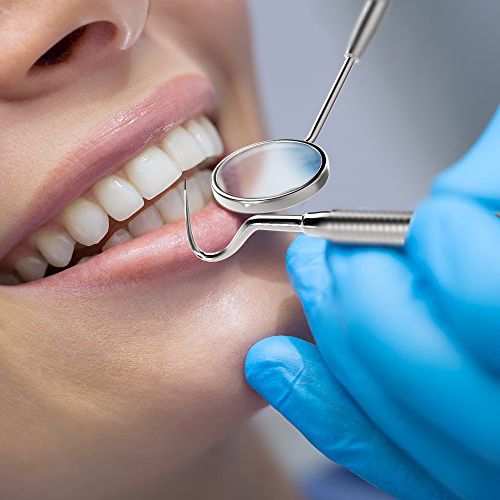 Especialista dental trabajando